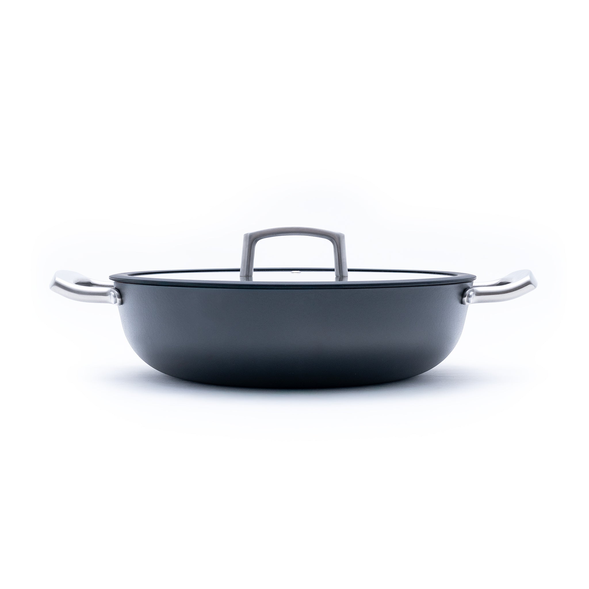 Litinový kastrol o průměru 30 cm z tenkostěnné litiny. Barva: matná černá. Skvělý na pečení masa, zapékání i dušení.