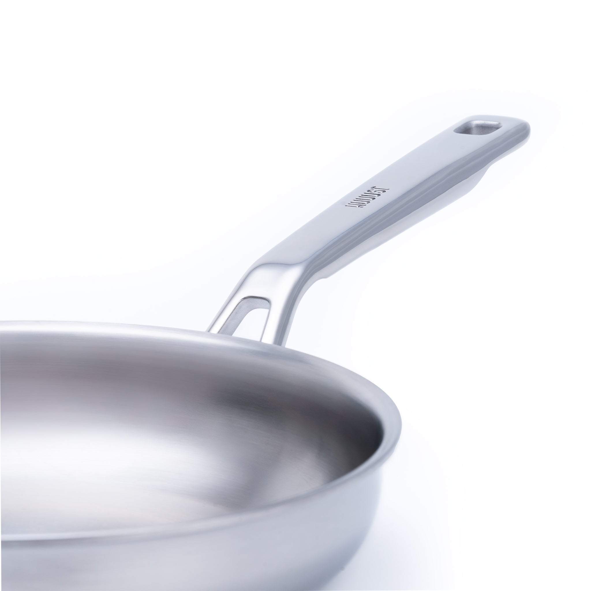 Nerezová vícevrstvá pánev o průměru 24 cm, ideální pro zdravé vaření a smažení na všech typech varných desek včetně indukce.