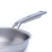 Nerezová vícevrstvá pánev o průměru 28 cm, ideální pro zdravé vaření a smažení na všech typech varných desek včetně indukce.