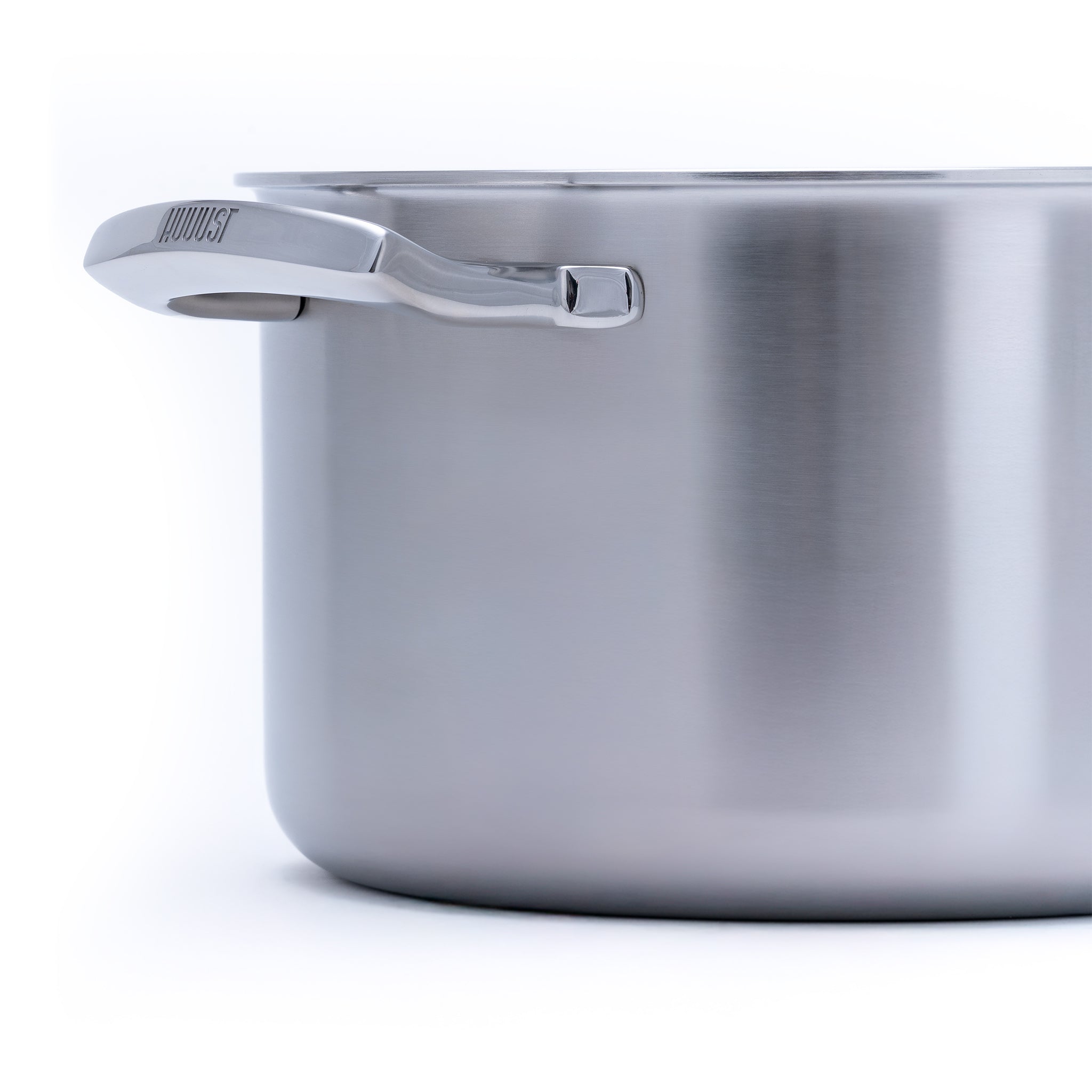 Nerezový vícevrstvý hrnec o průměru 24 cm, vhodný na všechny typy sporáků včetně indukce.