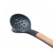 Kuchyňská děrovaná lžíce HUUUST z kombinace silikonu a dřeva