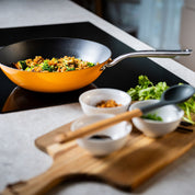 univerzalni wok huuust z litiny s titanem