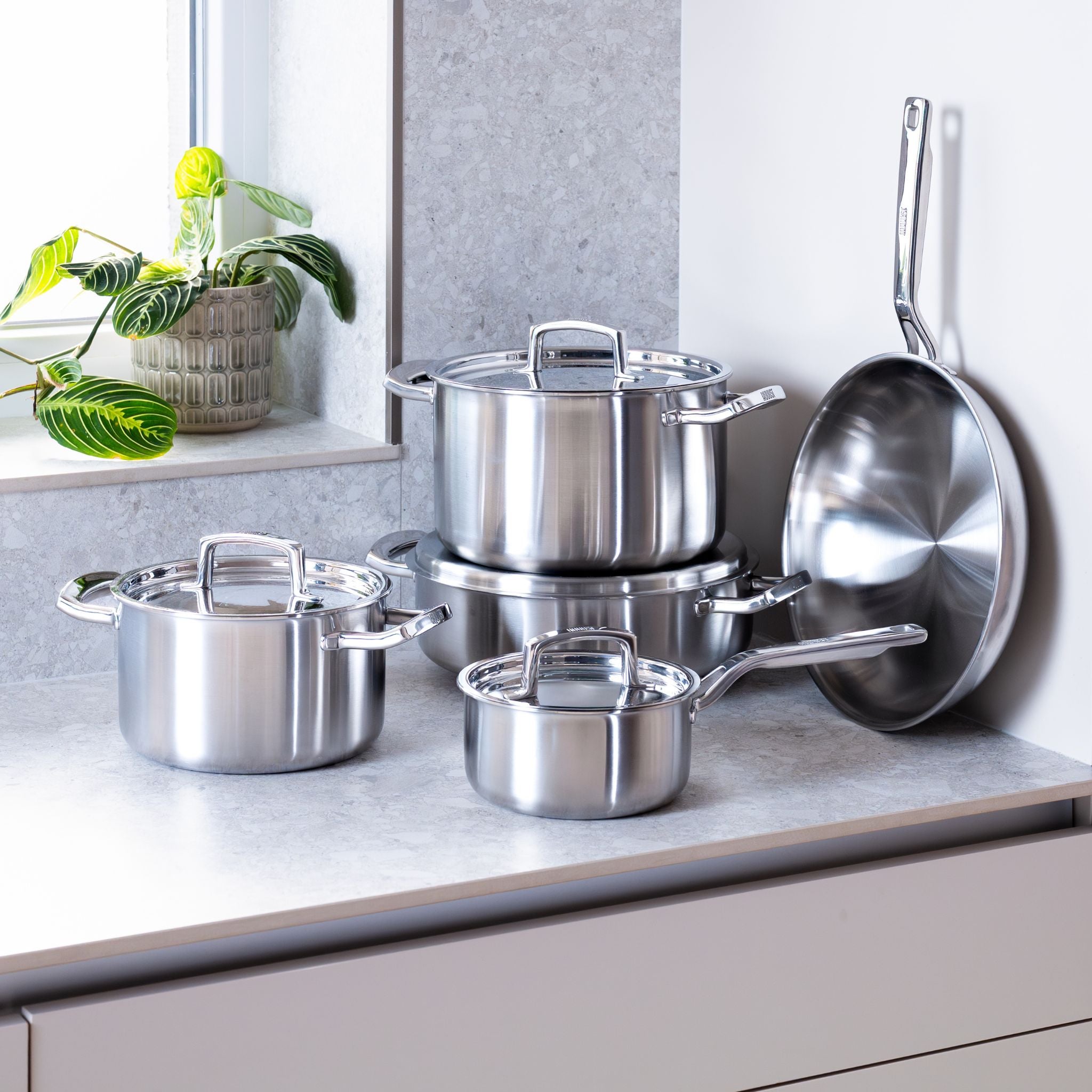 Prémiové nádobí z vícevrstvé nerezové oceli pro rychlý přenos tepla a dlouhou životnost. Ideální volba pro moderní kuchyně i profesionály.