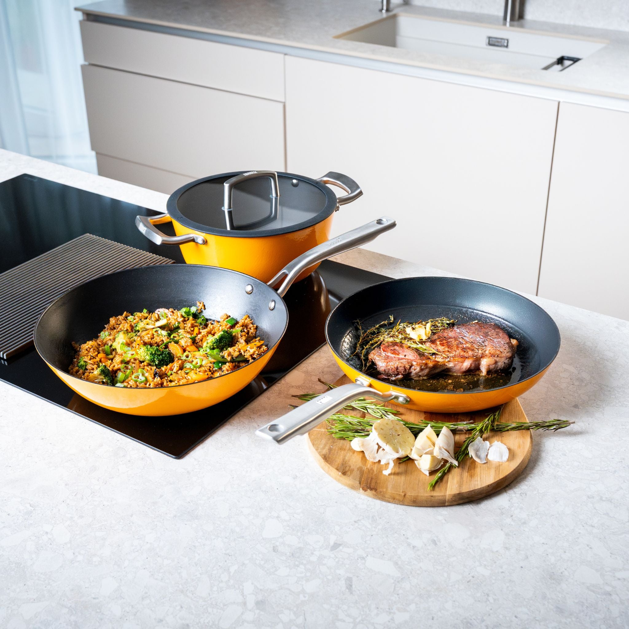 sada z Tenkostenne litiny s titanem – panev, hrnec a wok pro moderni kuchyn